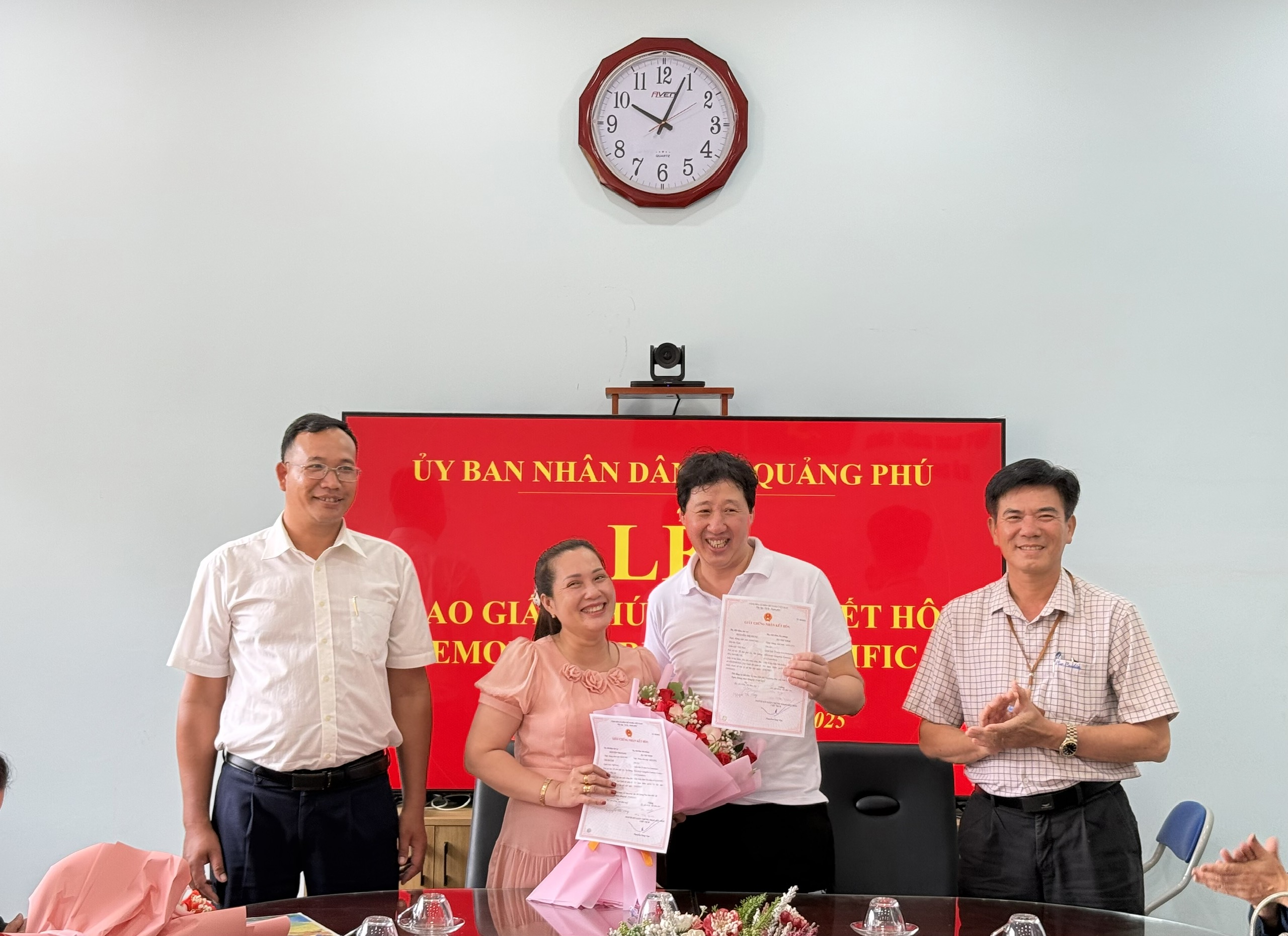 Đồng chí Nguyễn Công Văn – Chủ tịch UBND xã, đồng chí Y D’huăn Mlô – Chủ tịch Ủy ban MTTQ Việt Nam xã đã tặng hoa và trao Giấy chứng nhận kết hôn cho các cặp vợ chồng
